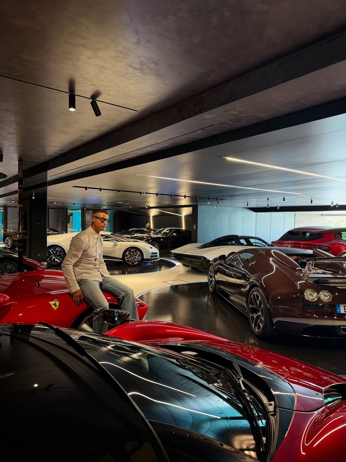 Il garage dei sogni. Cristiano Ronaldo mette in mostra i suoi "giocattoli"