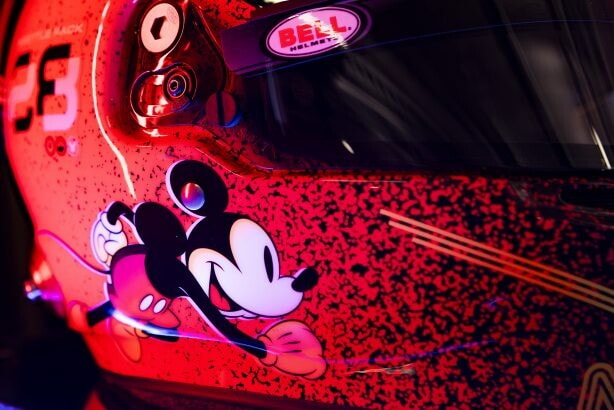 Il casco di Topolino conquista la F1: asta record da 175 mila euro