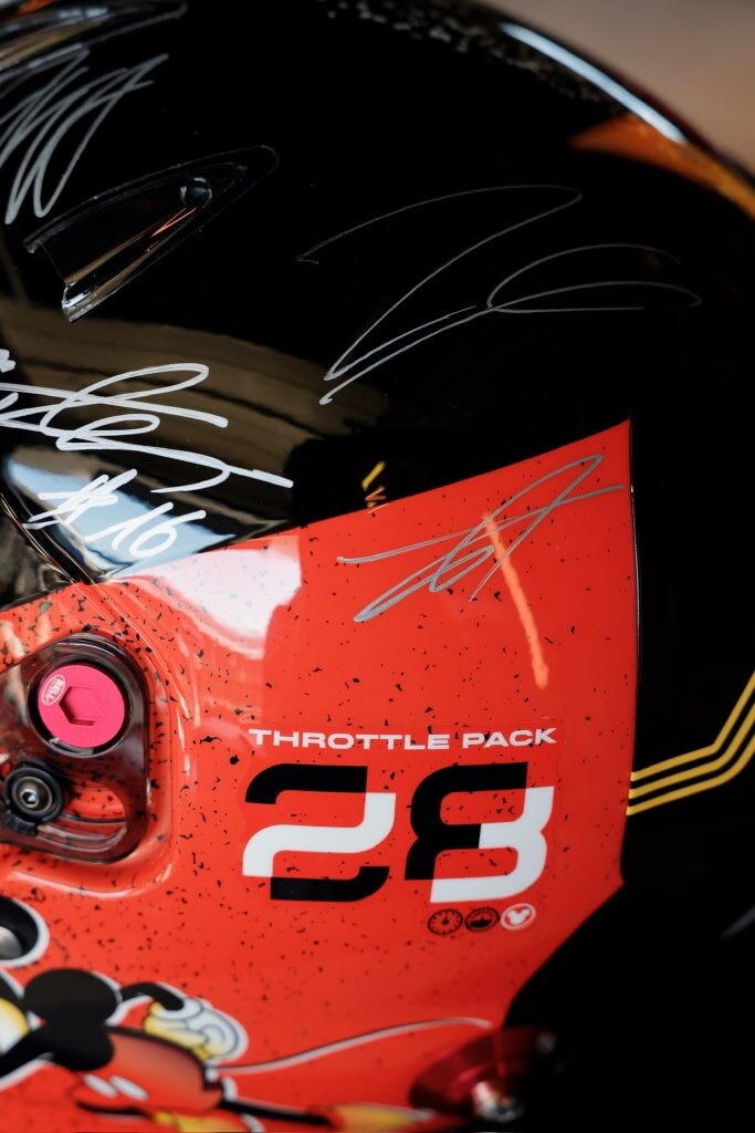 Il casco di Topolino conquista la F1: asta record da 175 mila euro