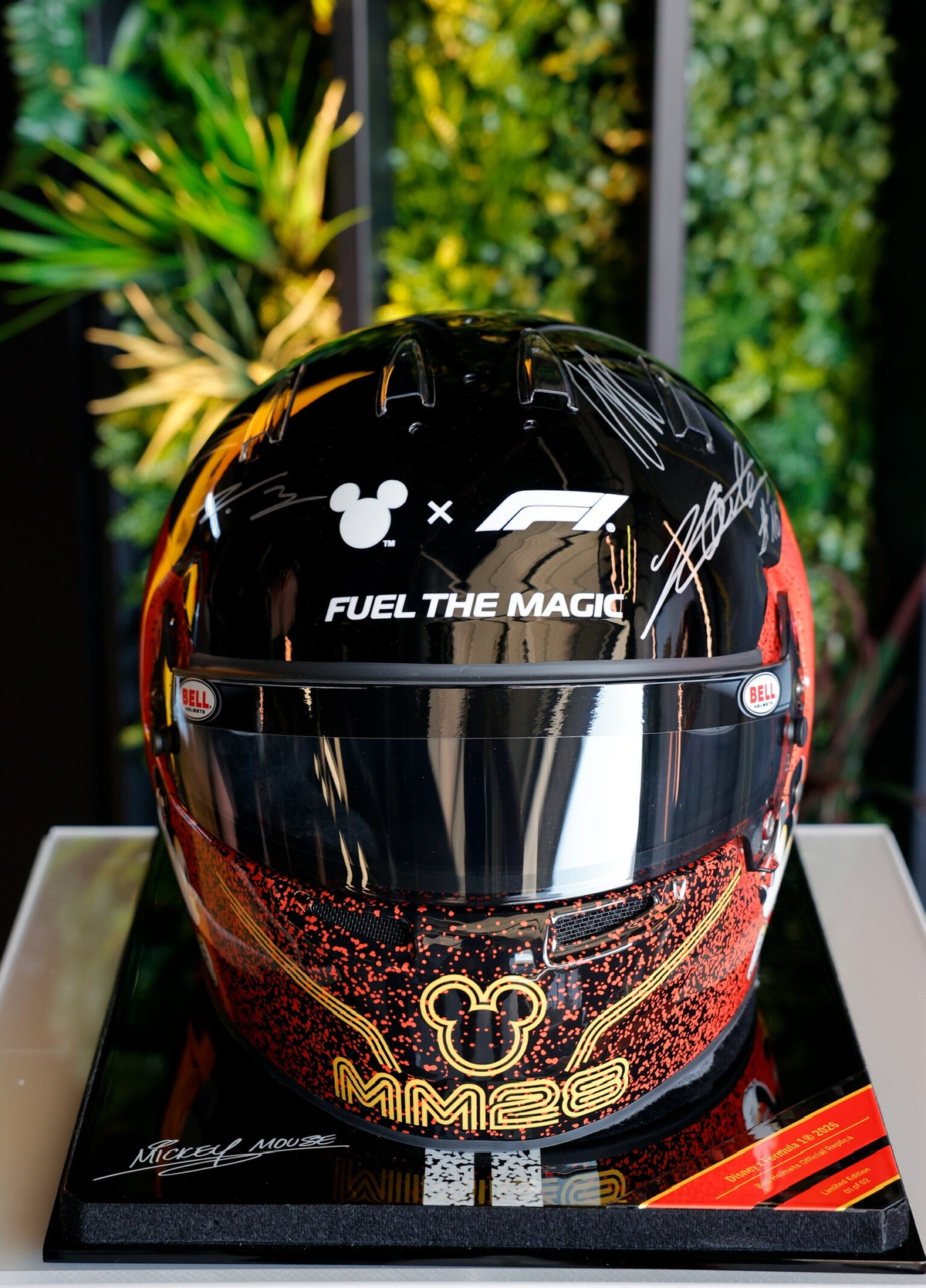 Il casco di Topolino conquista la F1: asta record da 175 mila euro