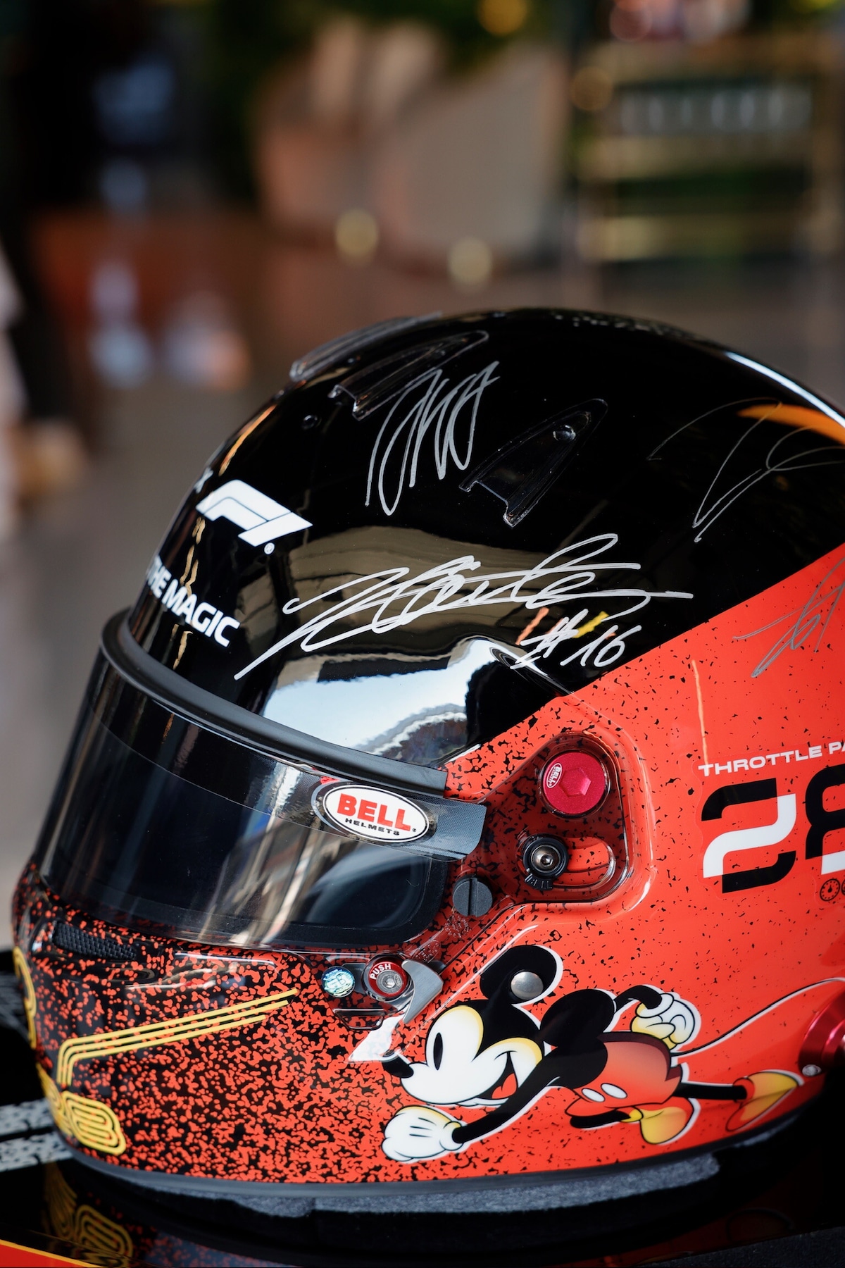 Il casco di Topolino conquista la F1: asta record da 175 mila euro