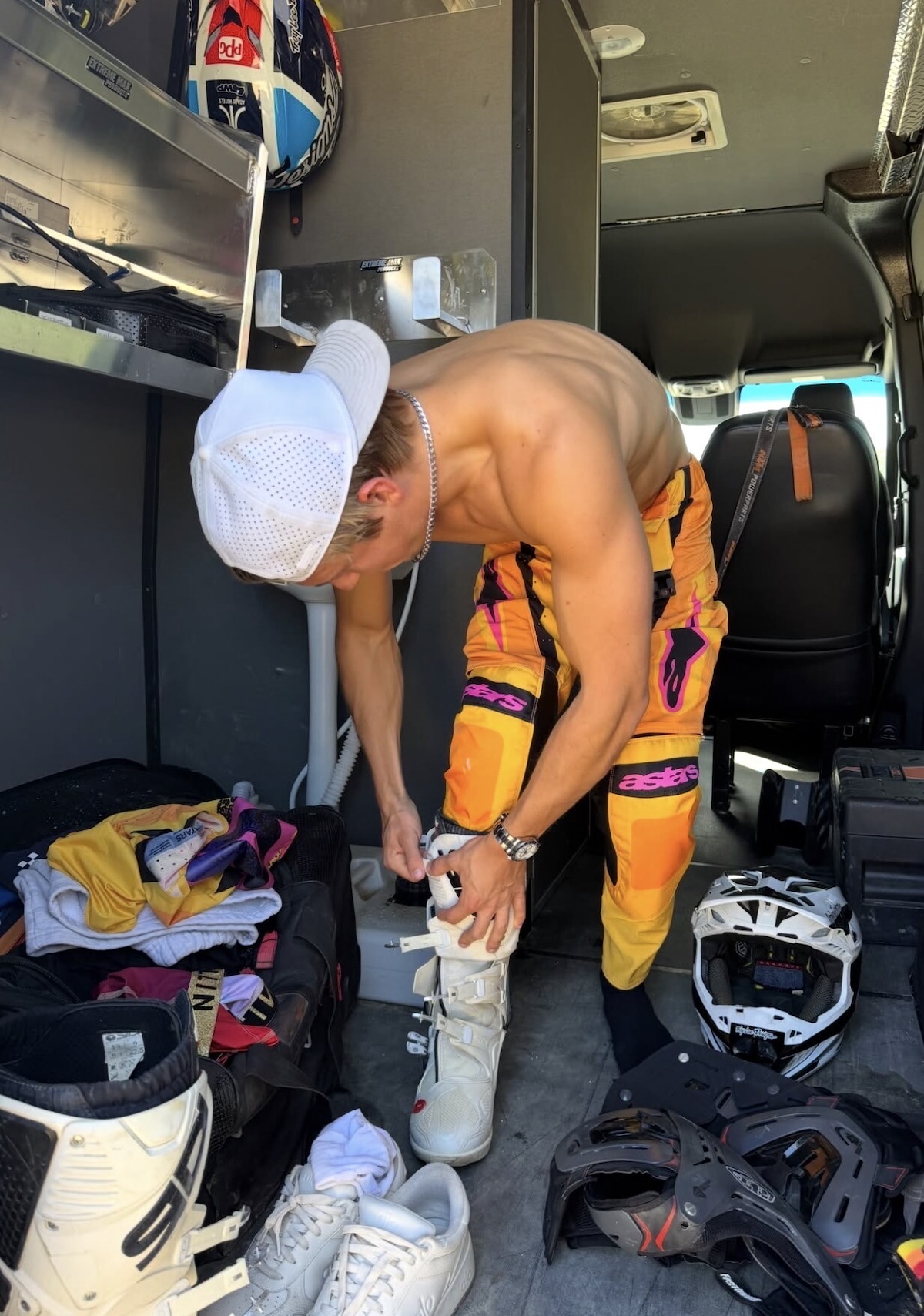 Liam Lawson: la pausa estiva con il motocross