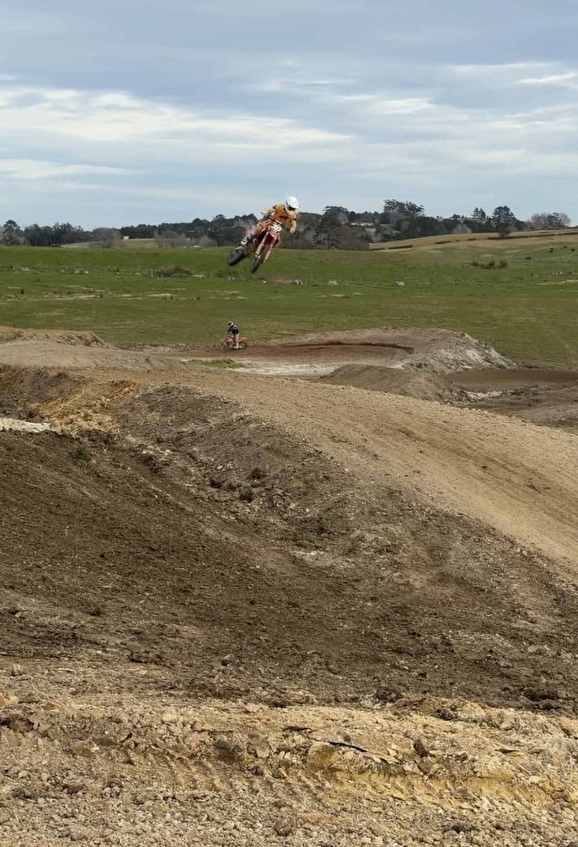 Liam Lawson: la pausa estiva con il motocross
