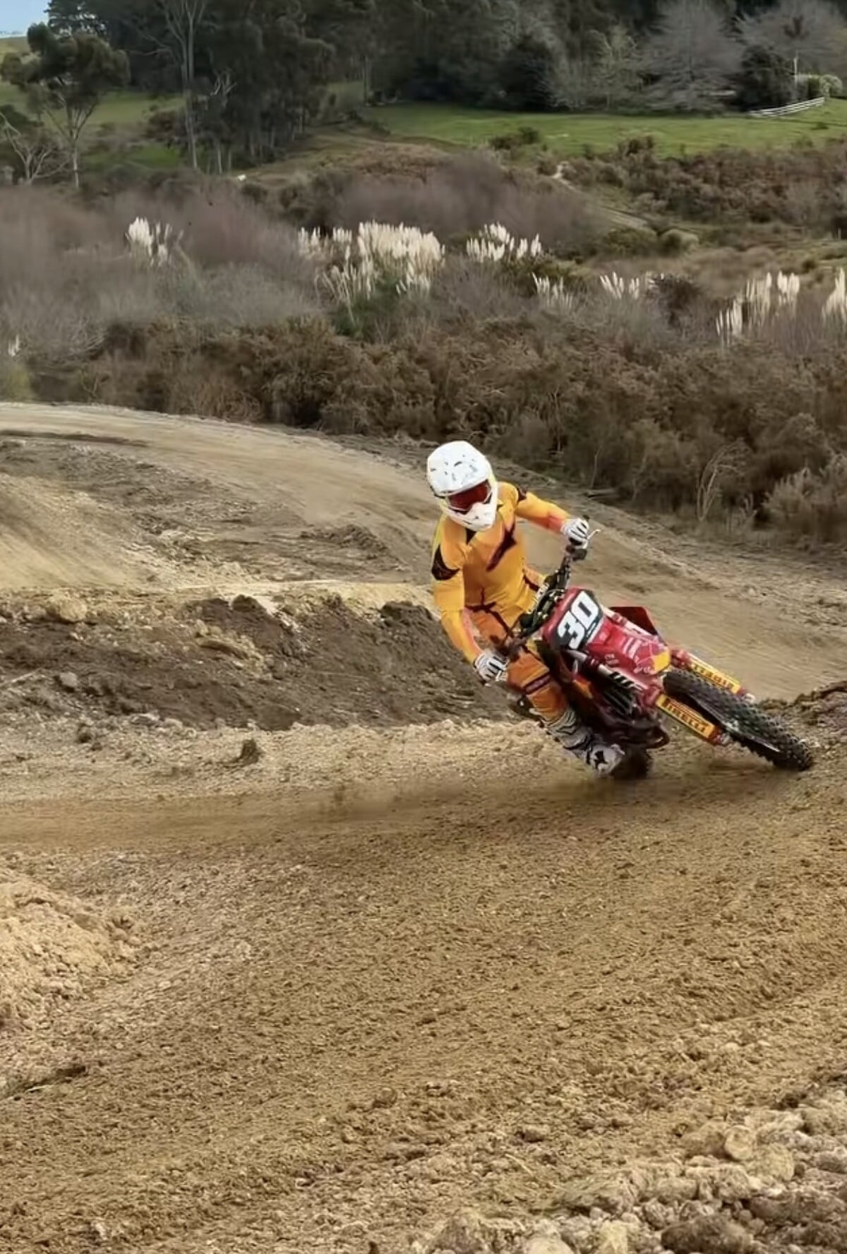 Liam Lawson: la pausa estiva con il motocross