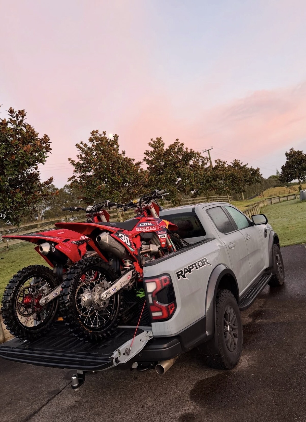 Liam Lawson: la pausa estiva con il motocross