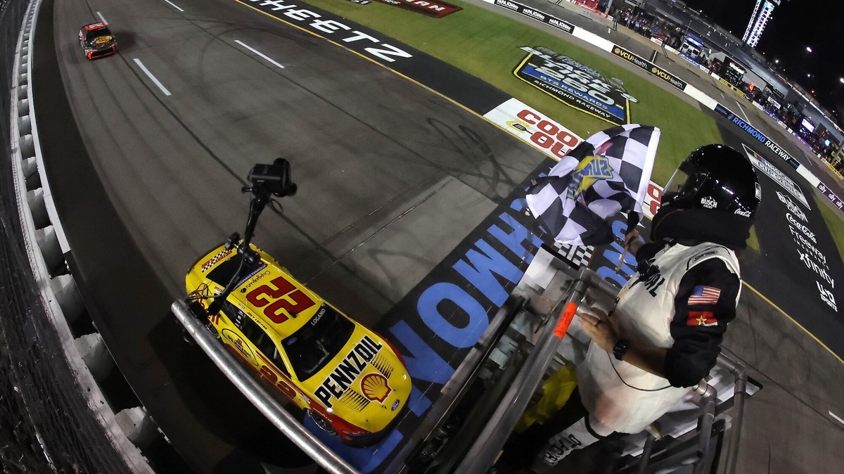 NASCAR: Logano vince la battaglia con Briscoe