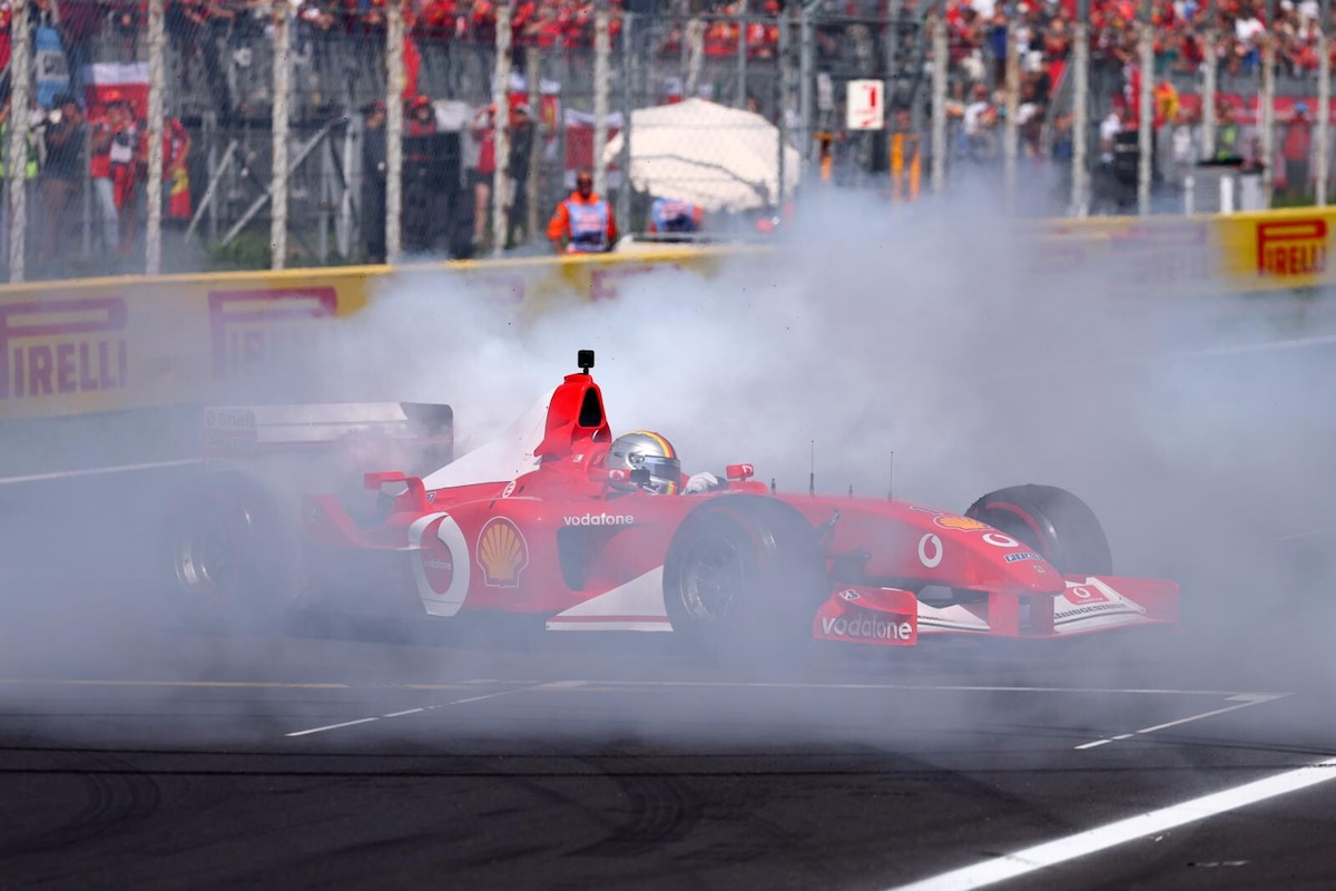 Vettel dà spettacolo a Monza con la Ferrari di Schumacher