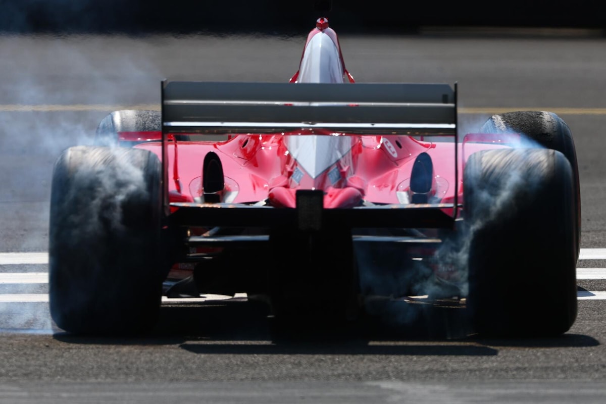 Vettel dà spettacolo a Monza con la Ferrari di Schumacher