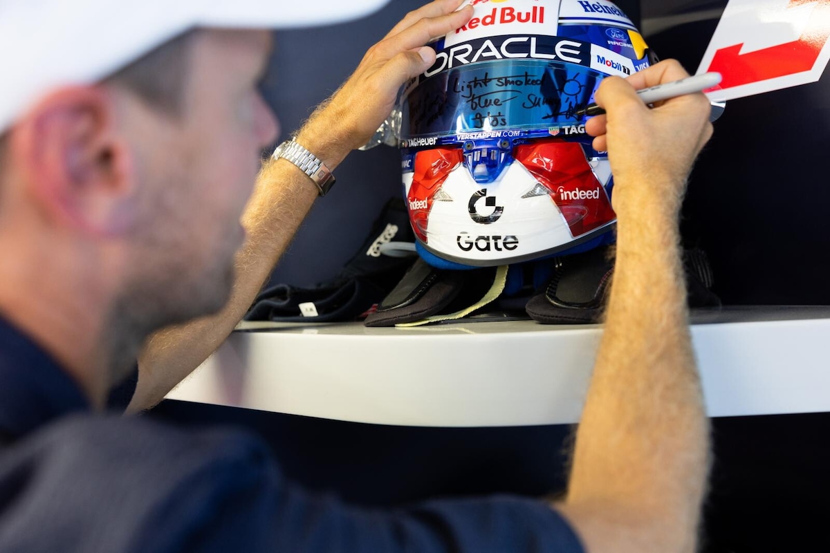 Vettel dà spettacolo a Monza con la Ferrari di Schumacher