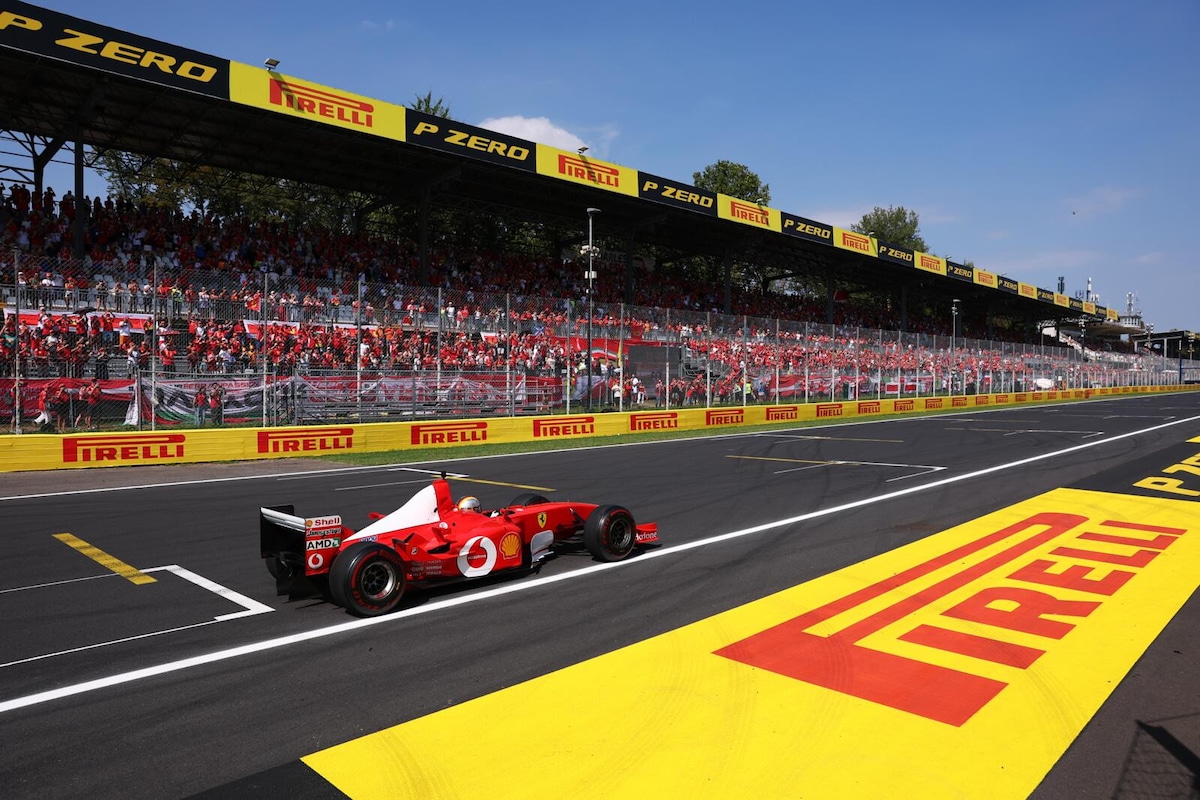 Vettel dà spettacolo a Monza con la Ferrari di Schumacher
