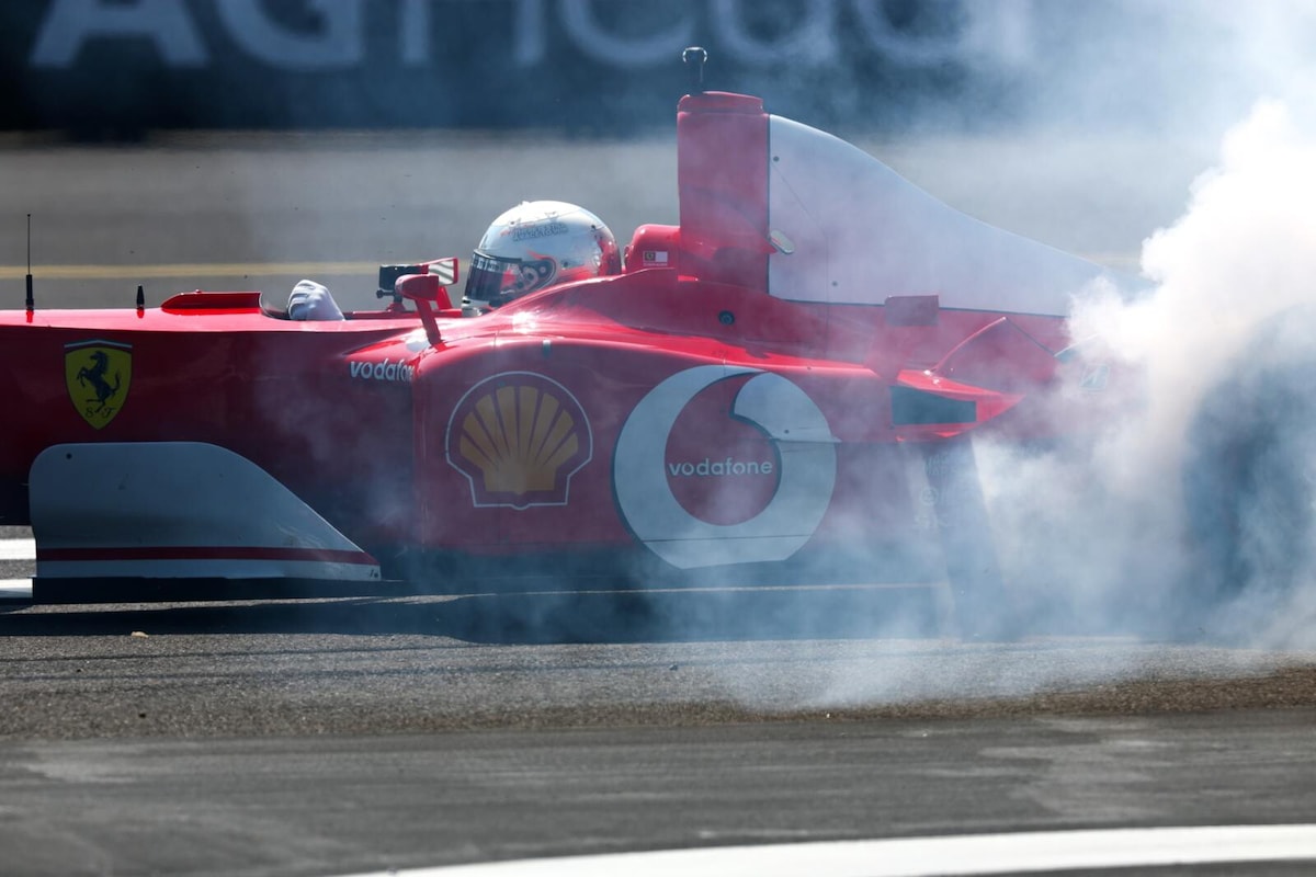 Vettel dà spettacolo a Monza con la Ferrari di Schumacher