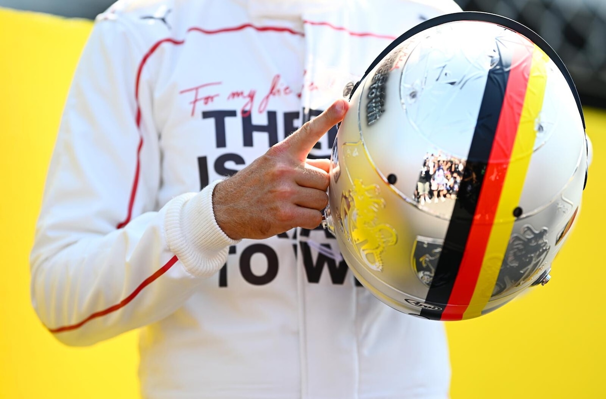 Vettel dà spettacolo a Monza con la Ferrari di Schumacher