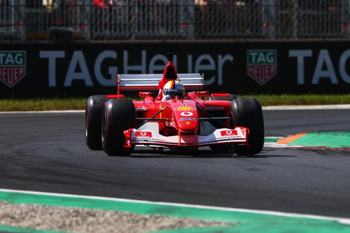 Vettel dà spettacolo a Monza con la Ferrari di Schumacher
