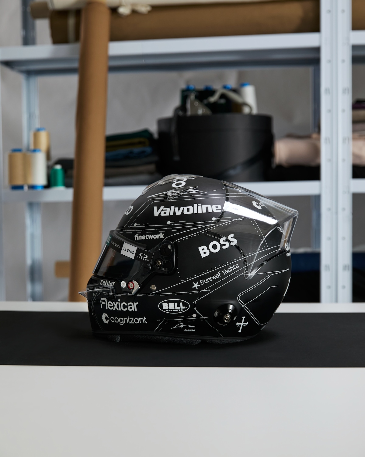Alonso, casco total black per il debutto a Madrid