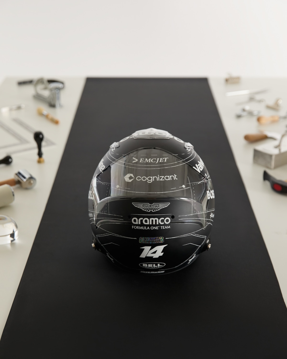 Alonso, casco total black per il debutto a Madrid