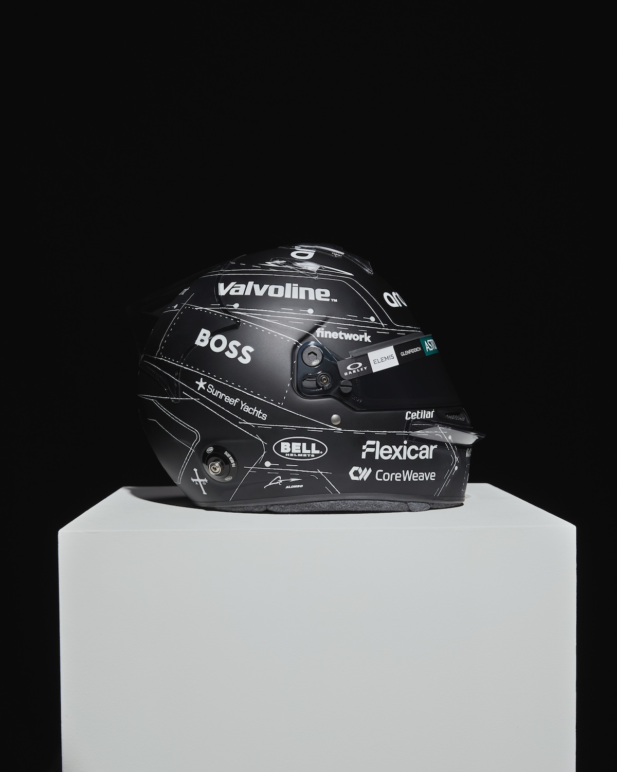 Alonso, casco total black per il debutto a Madrid