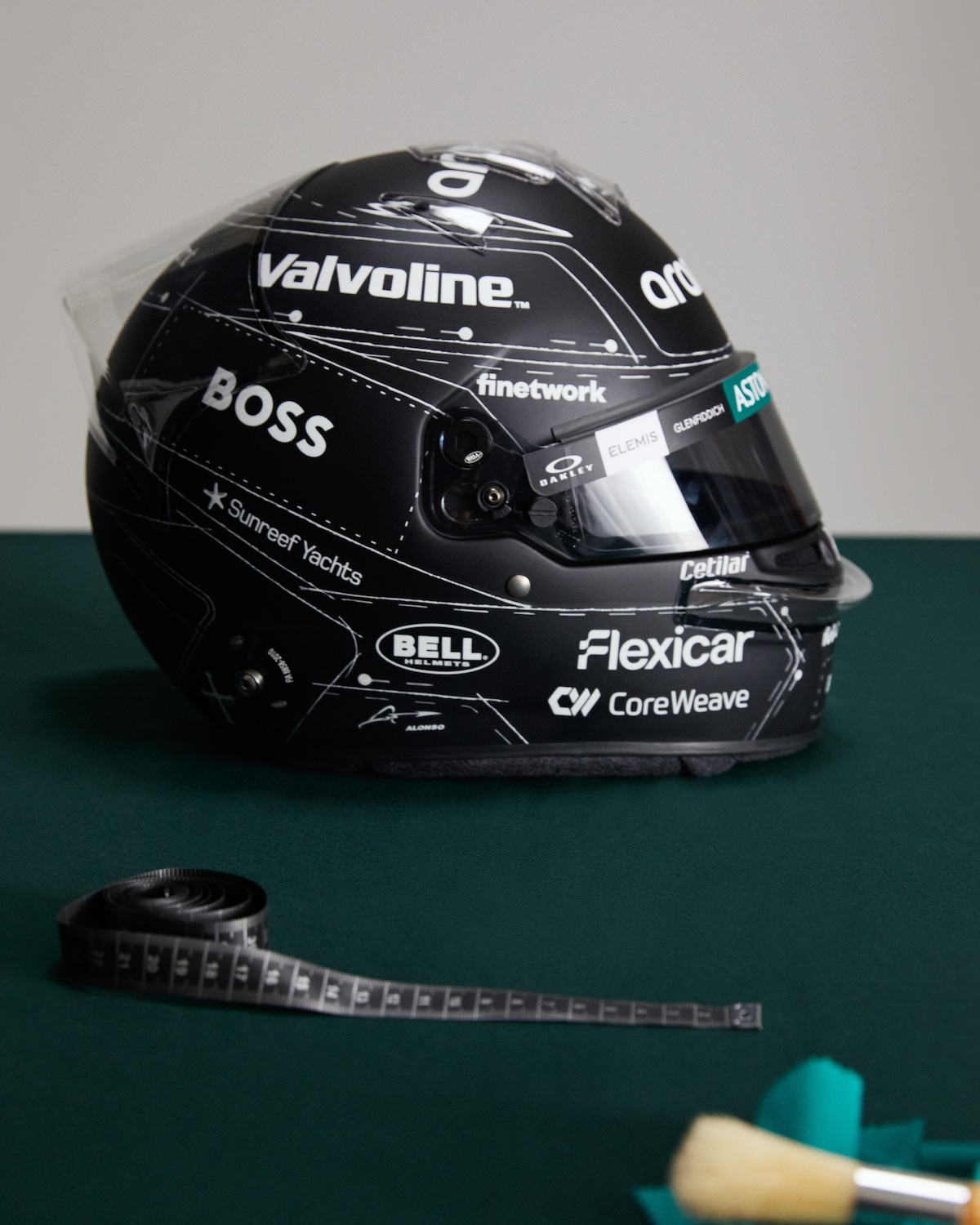 Alonso, casco total black per il debutto a Madrid