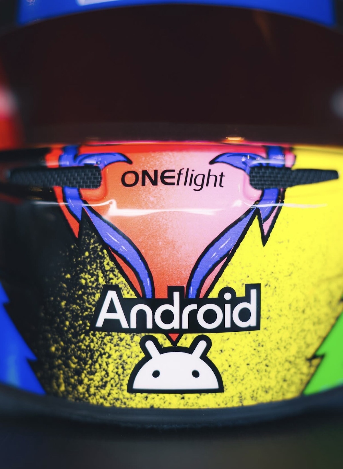 Lando Norris presenta il casco per il Madring: un’esplosione di colori