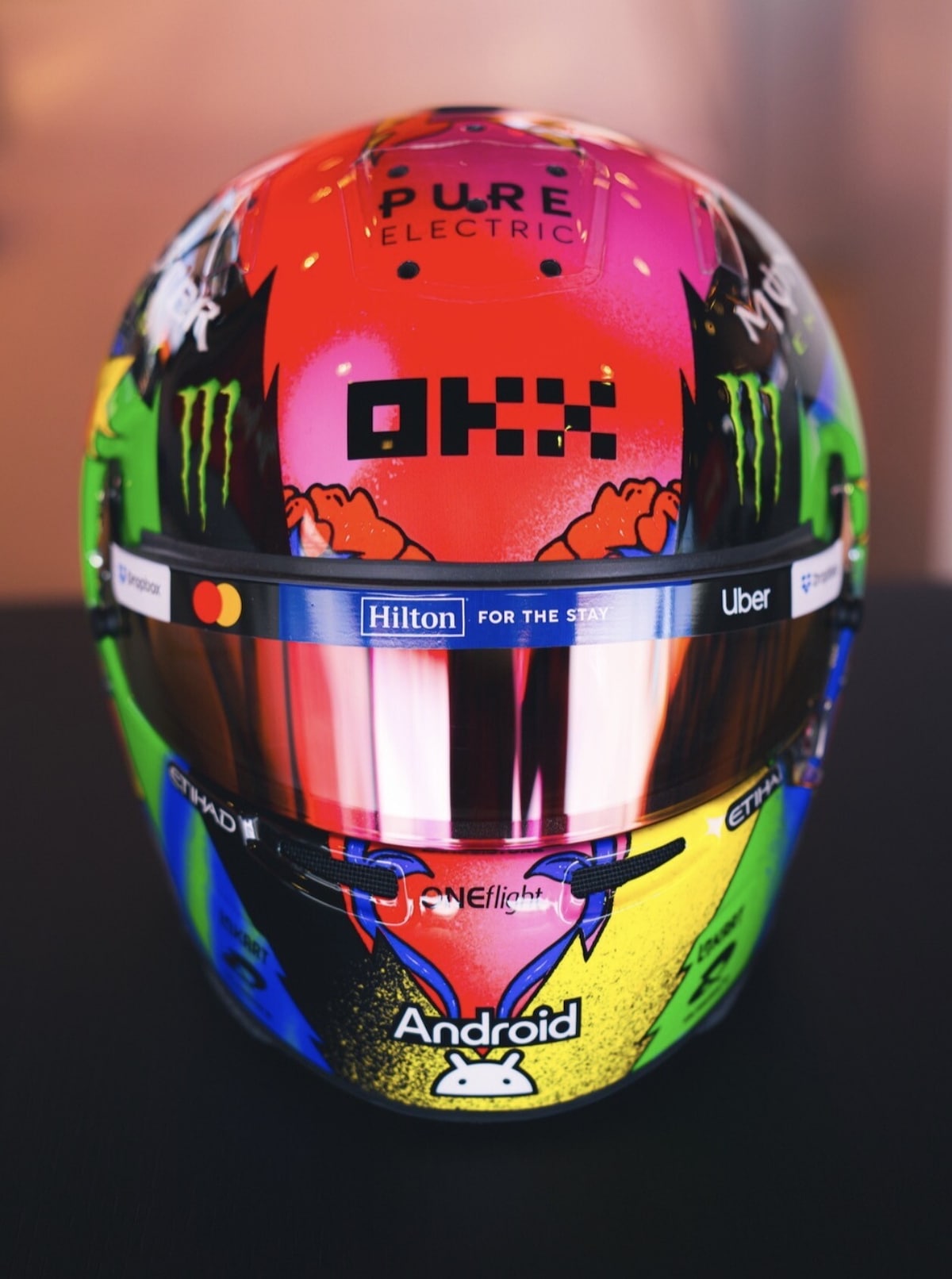 Lando Norris presenta il casco per il Madring: un’esplosione di colori
