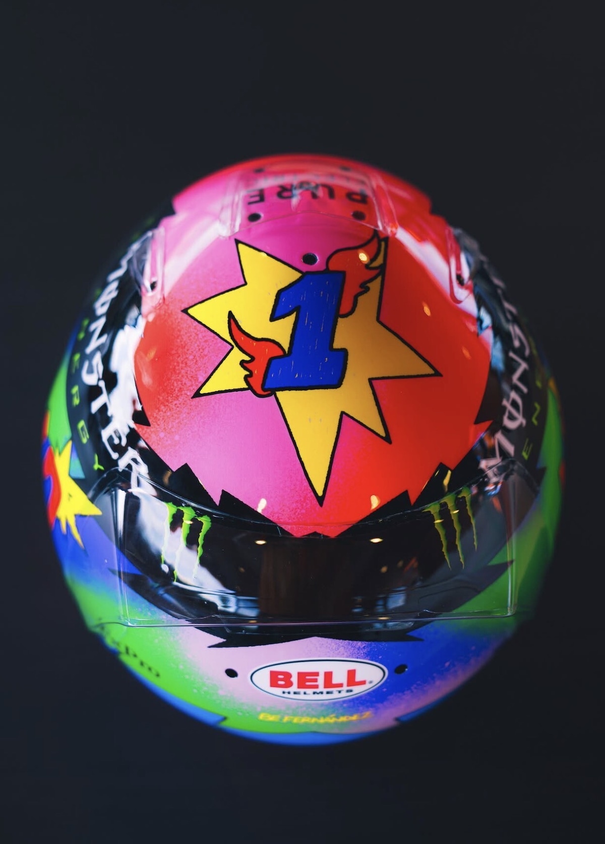 Lando Norris presenta il casco per il Madring: un’esplosione di colori