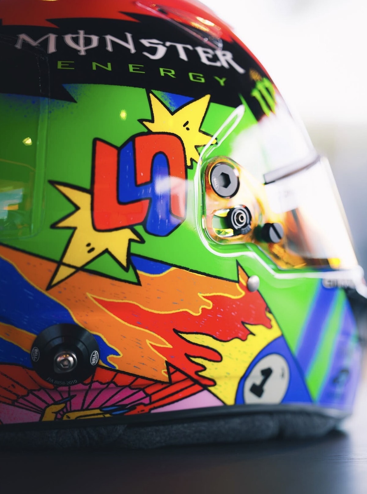 Lando Norris presenta il casco per il Madring: un’esplosione di colori