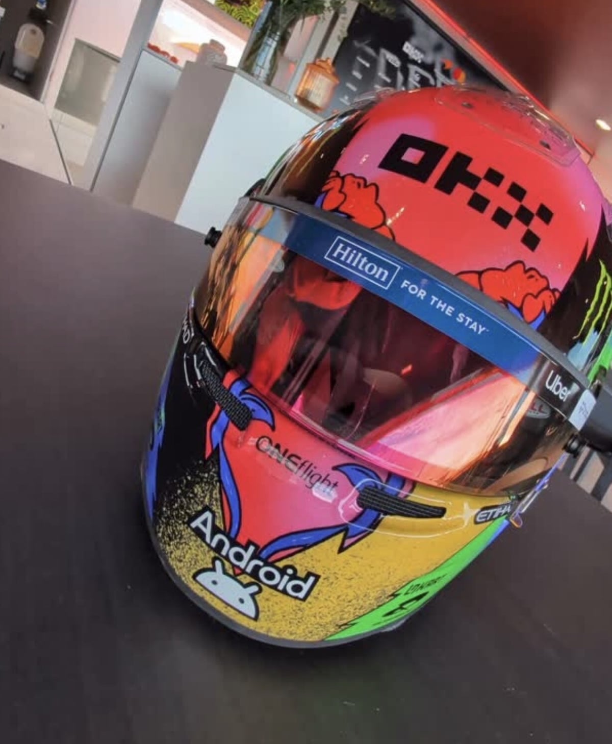 Lando Norris presenta il casco per il Madring: un’esplosione di colori