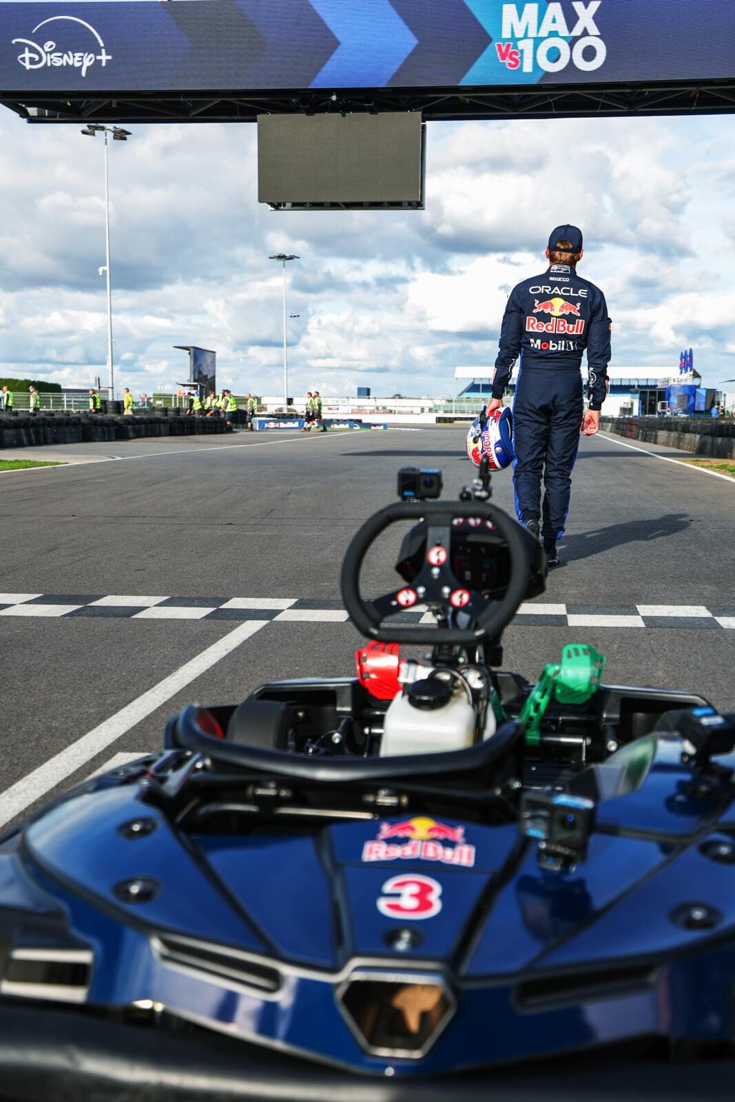 Max vs 100: l’impresa del campione olandese