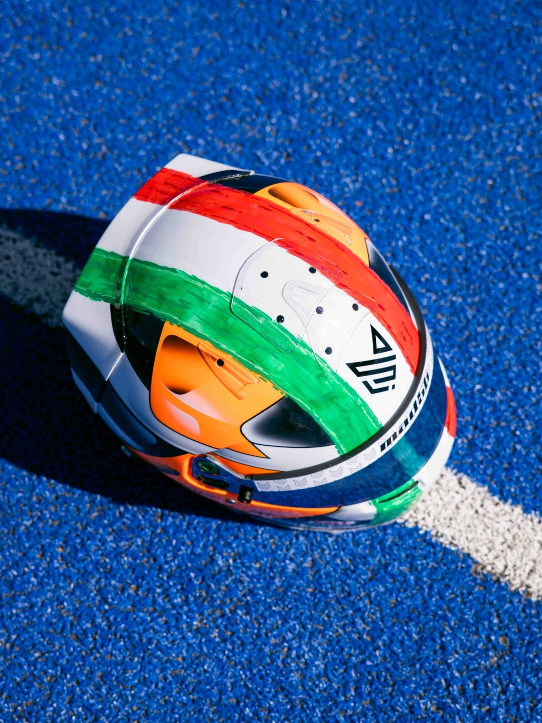 F1, omaggio speciale a Jannik Sinner: un casco su misura