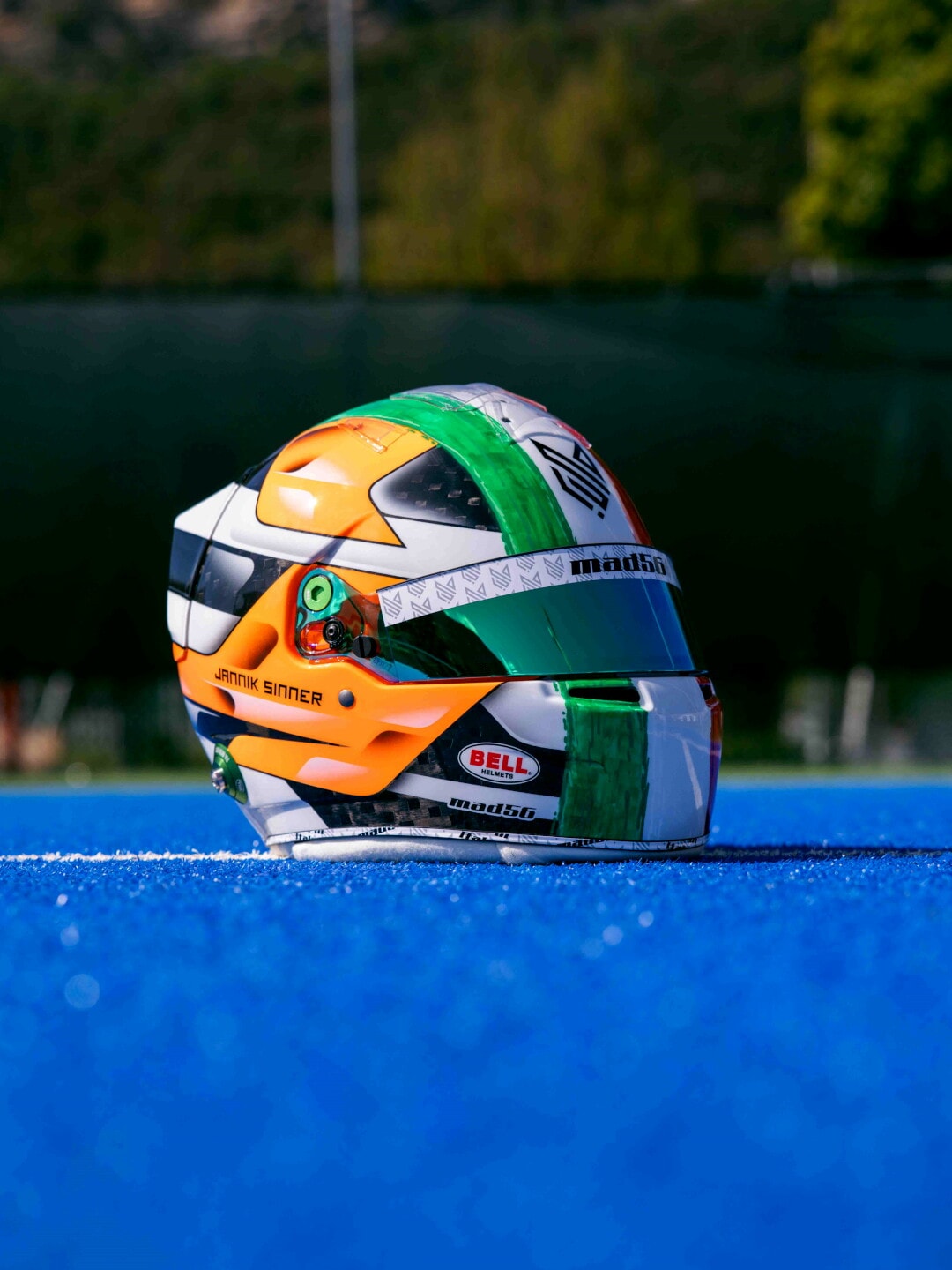 F1, omaggio speciale a Jannik Sinner: un casco su misura