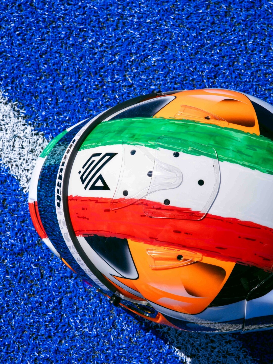 F1, omaggio speciale a Jannik Sinner: un casco su misura