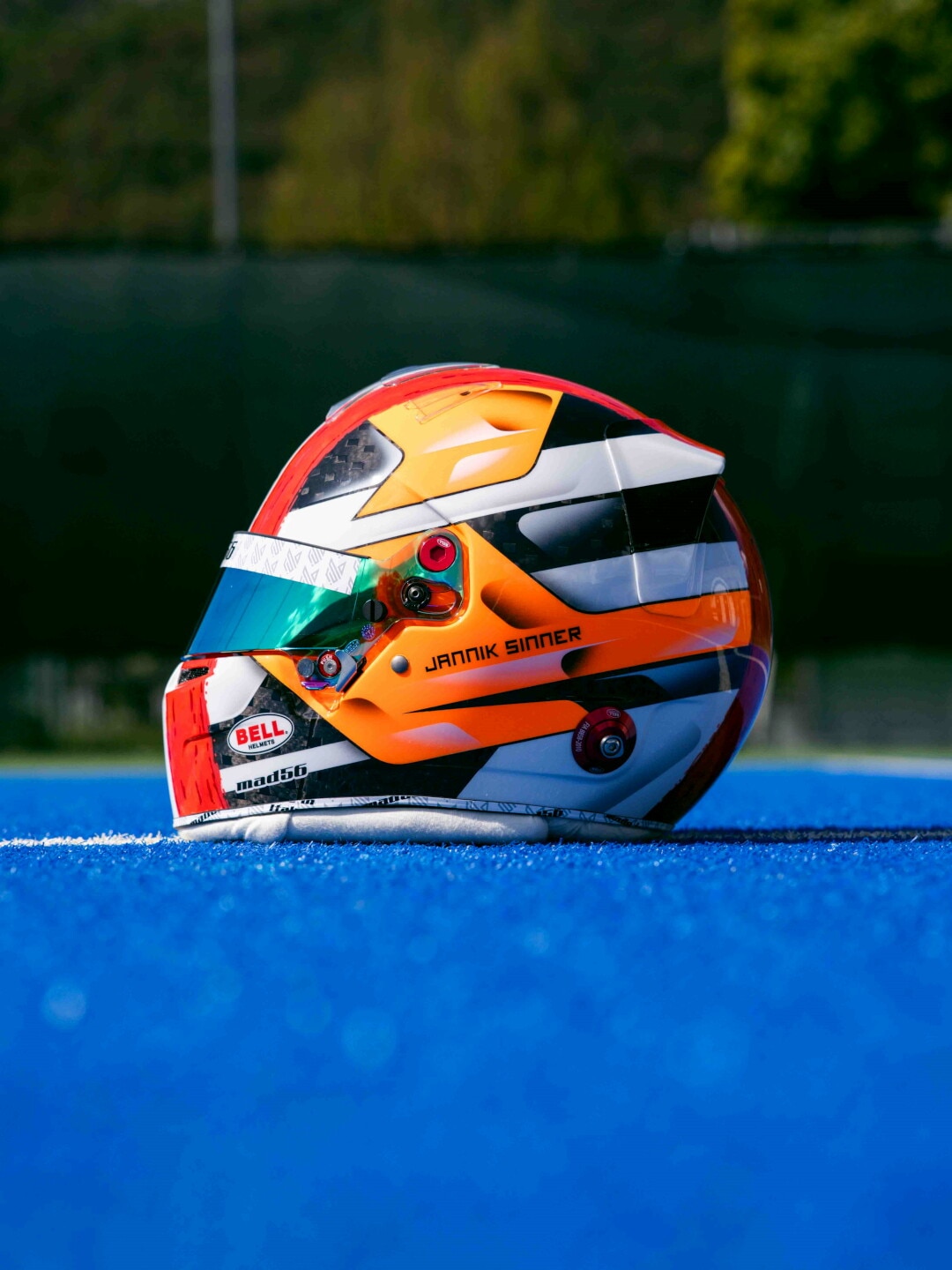 F1, omaggio speciale a Jannik Sinner: un casco su misura