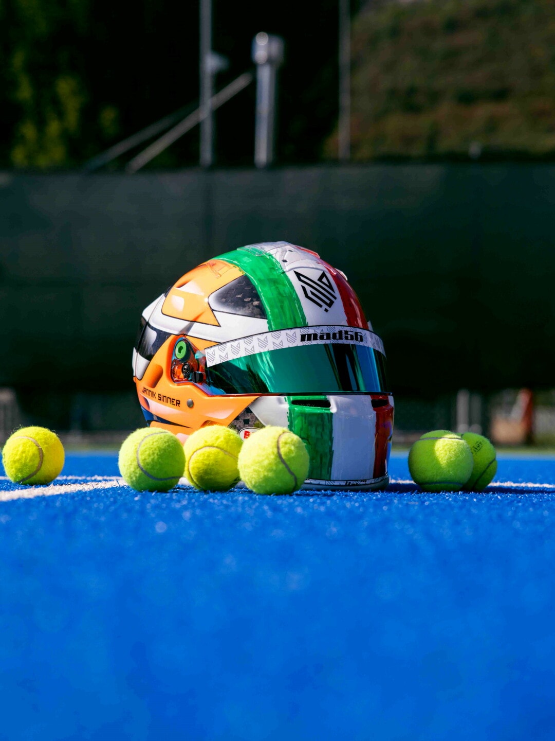 F1, omaggio speciale a Jannik Sinner: un casco su misura