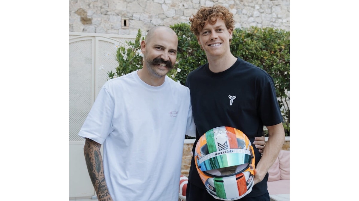 Il casco da Formula 1 per Jannik Sinner: un regalo speciale tra tennis e motori