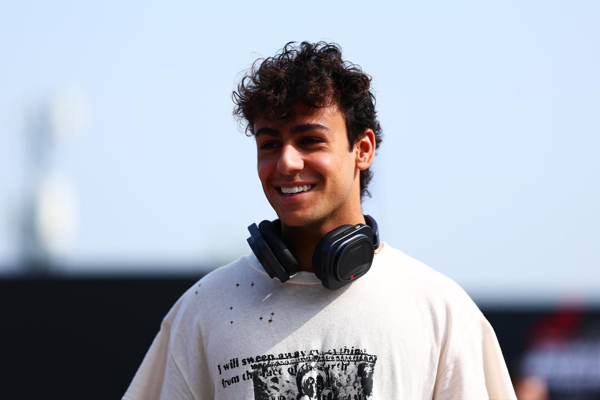 Si accendono i riflettori sul paddock di Sepang