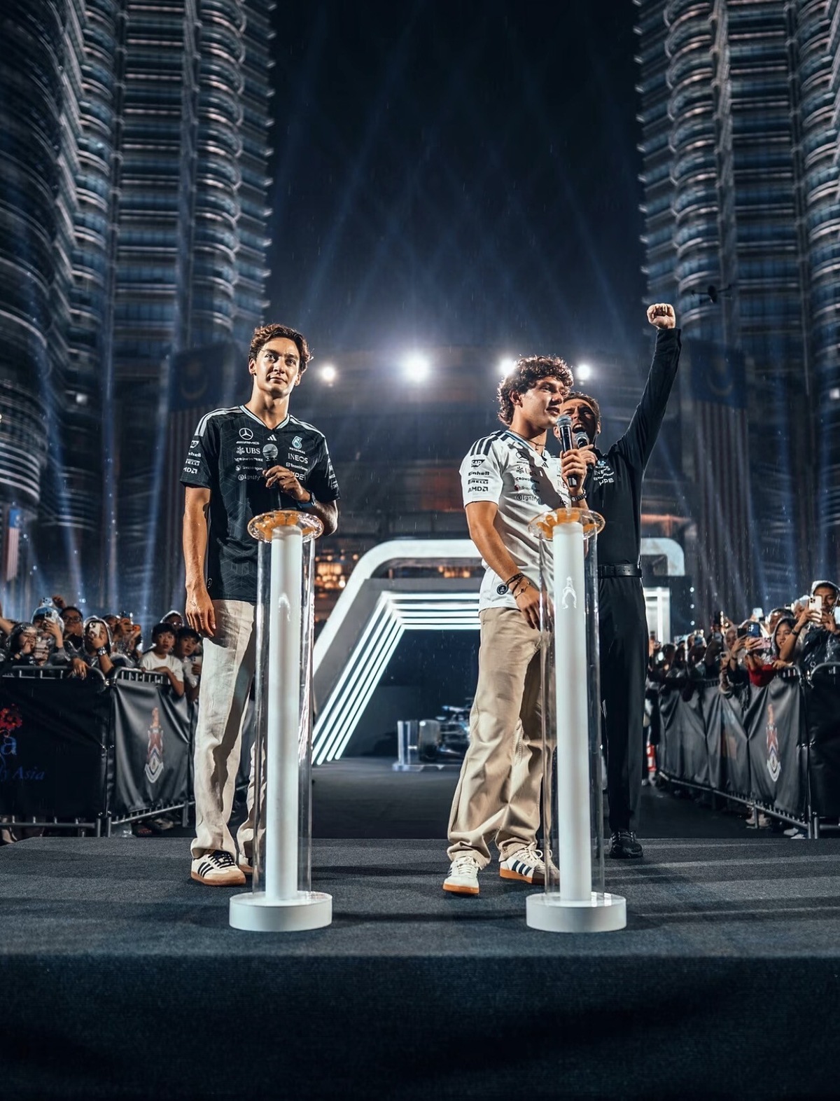 La squadra Mercedes visita le Torri Gemelle Petronas