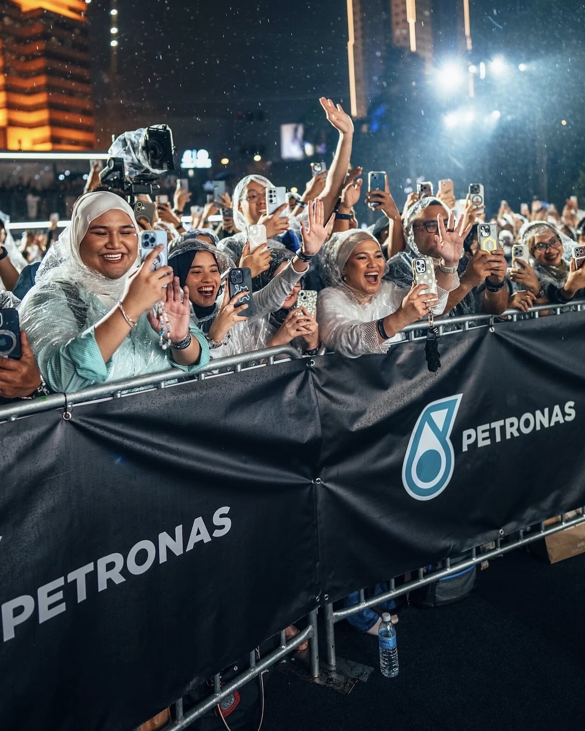 La squadra Mercedes visita le Torri Gemelle Petronas