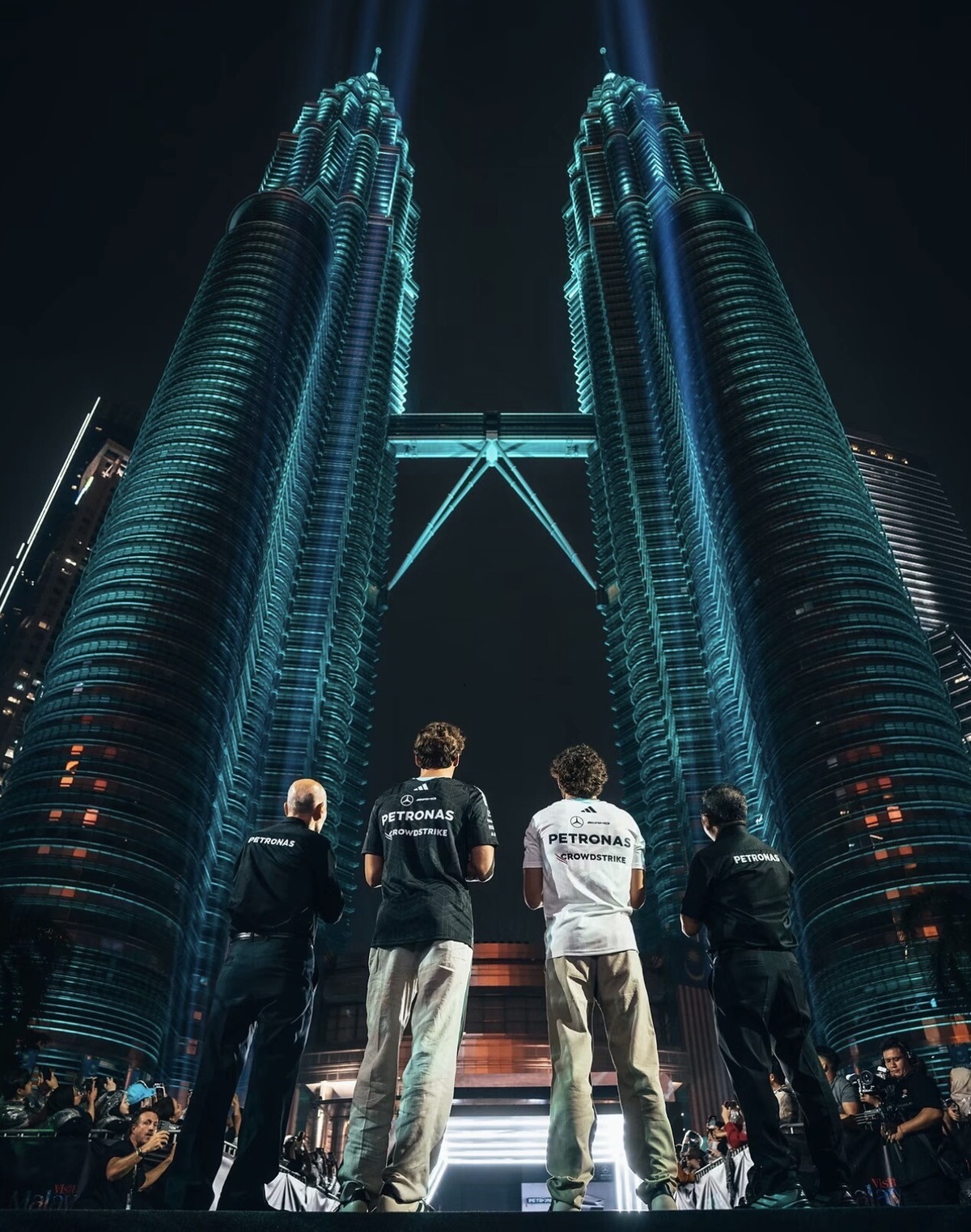La squadra Mercedes visita le Torri Gemelle Petronas