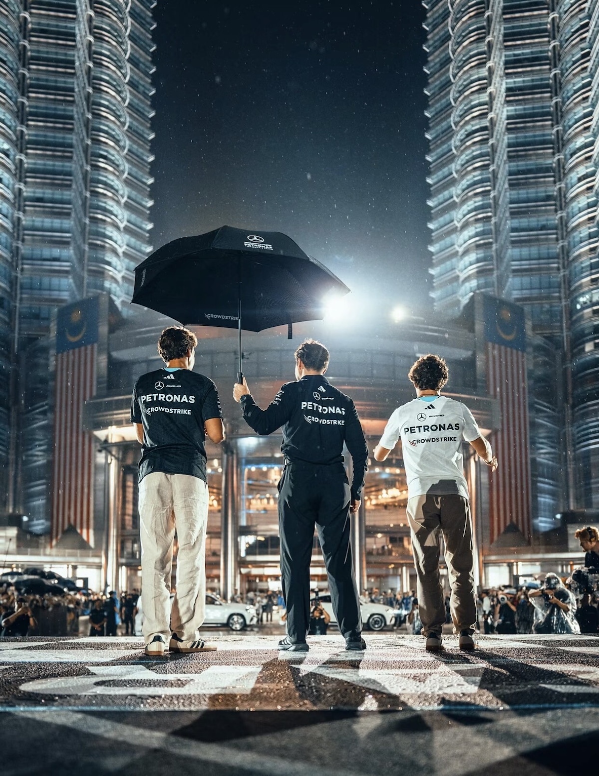 La squadra Mercedes visita le Torri Gemelle Petronas