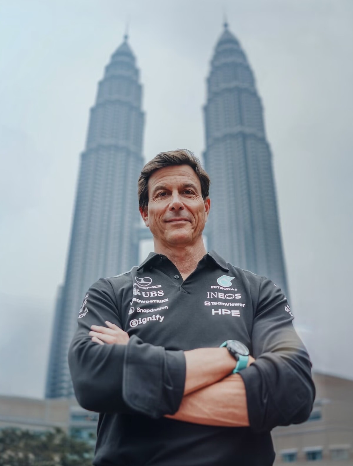 La squadra Mercedes visita le Torri Gemelle Petronas