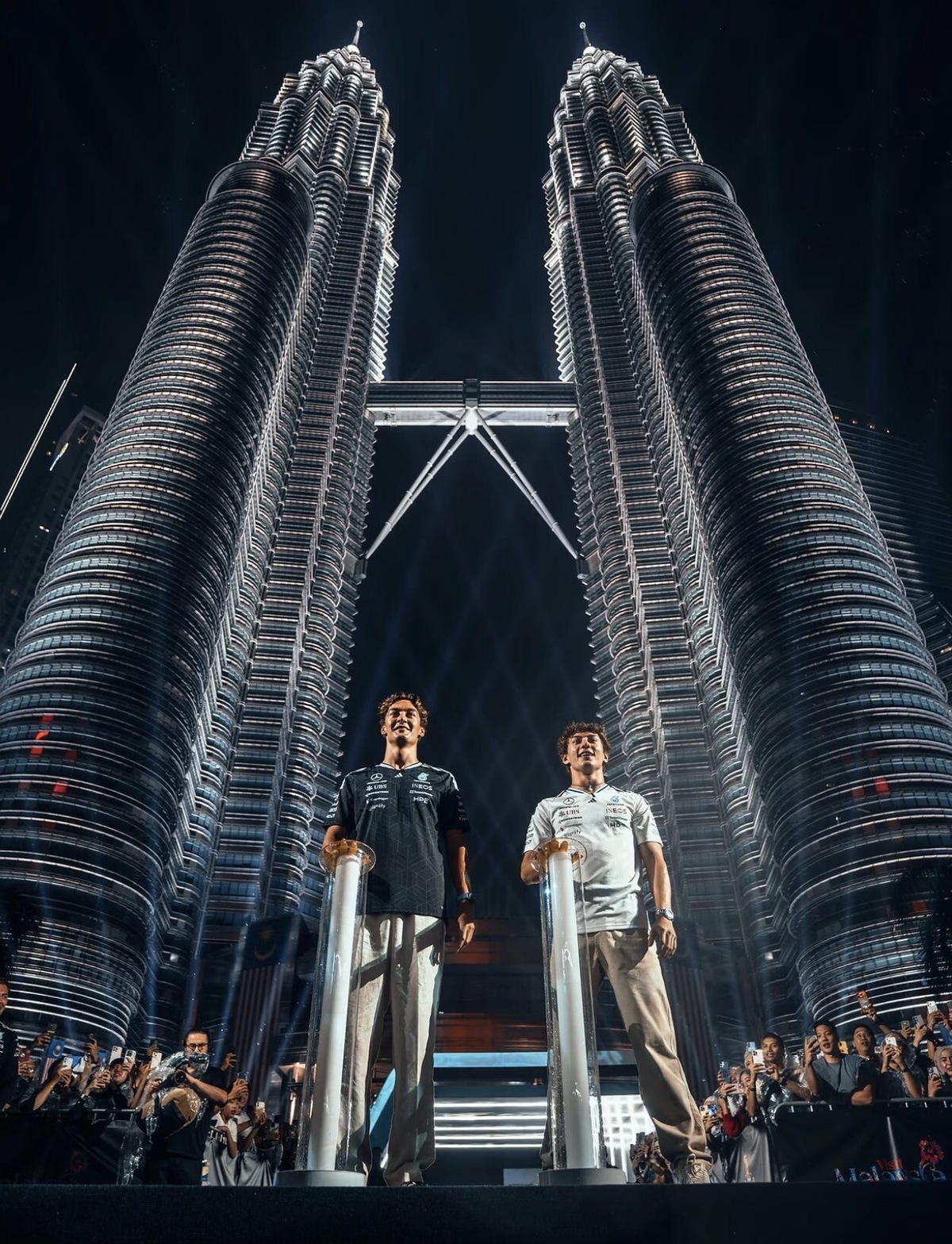 La squadra Mercedes visita le Torri Gemelle Petronas