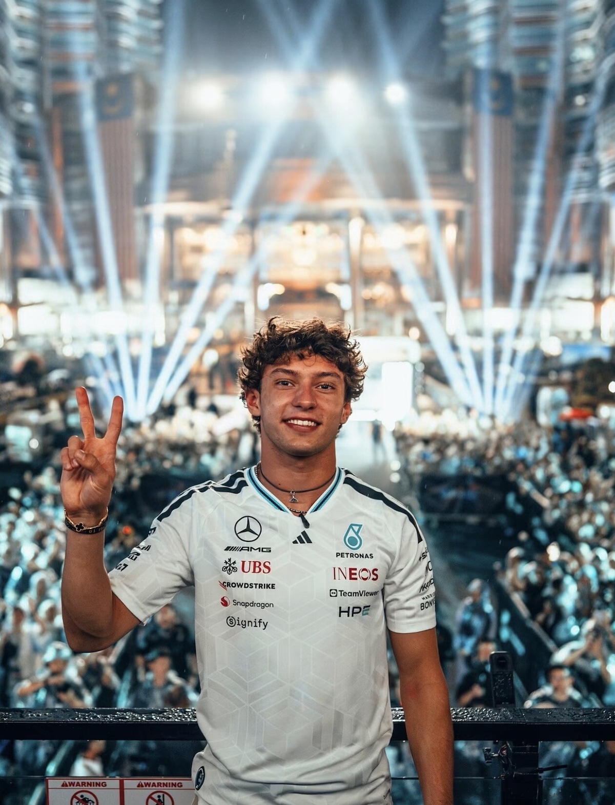 La squadra Mercedes visita le Torri Gemelle Petronas