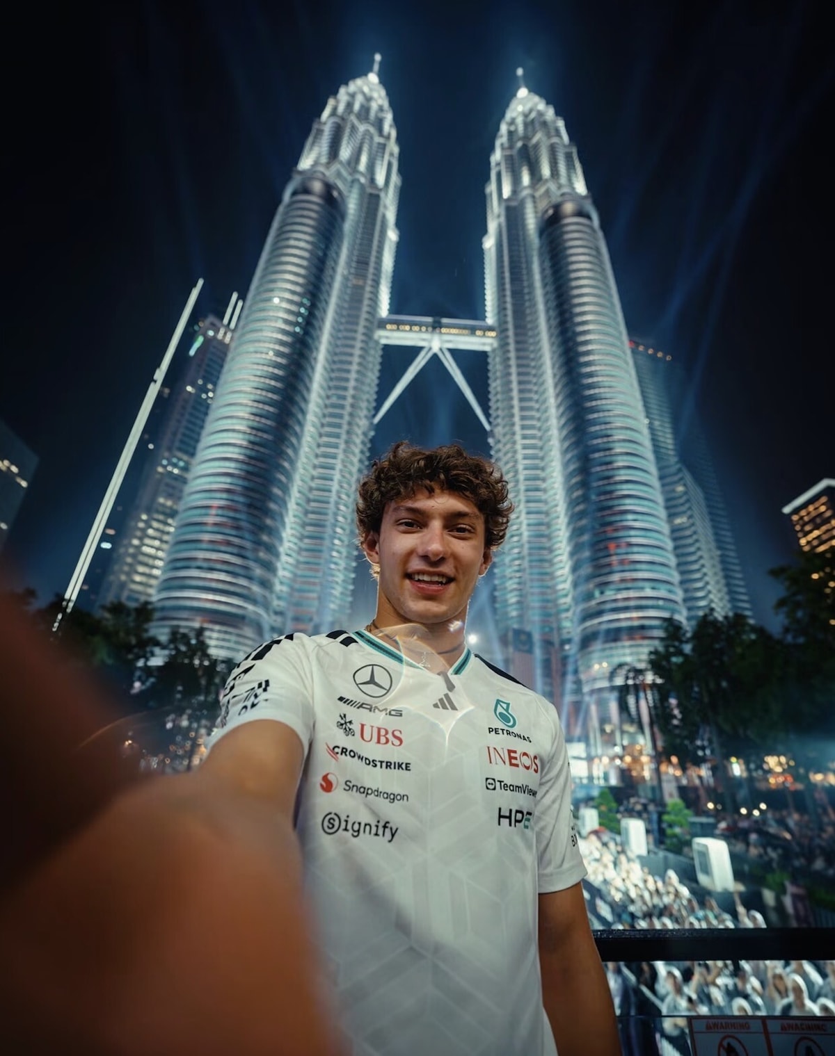 La squadra Mercedes visita le Torri Gemelle Petronas