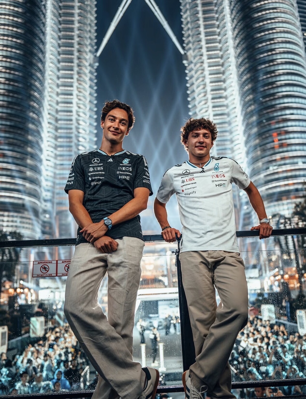 La squadra Mercedes visita le Torri Gemelle Petronas