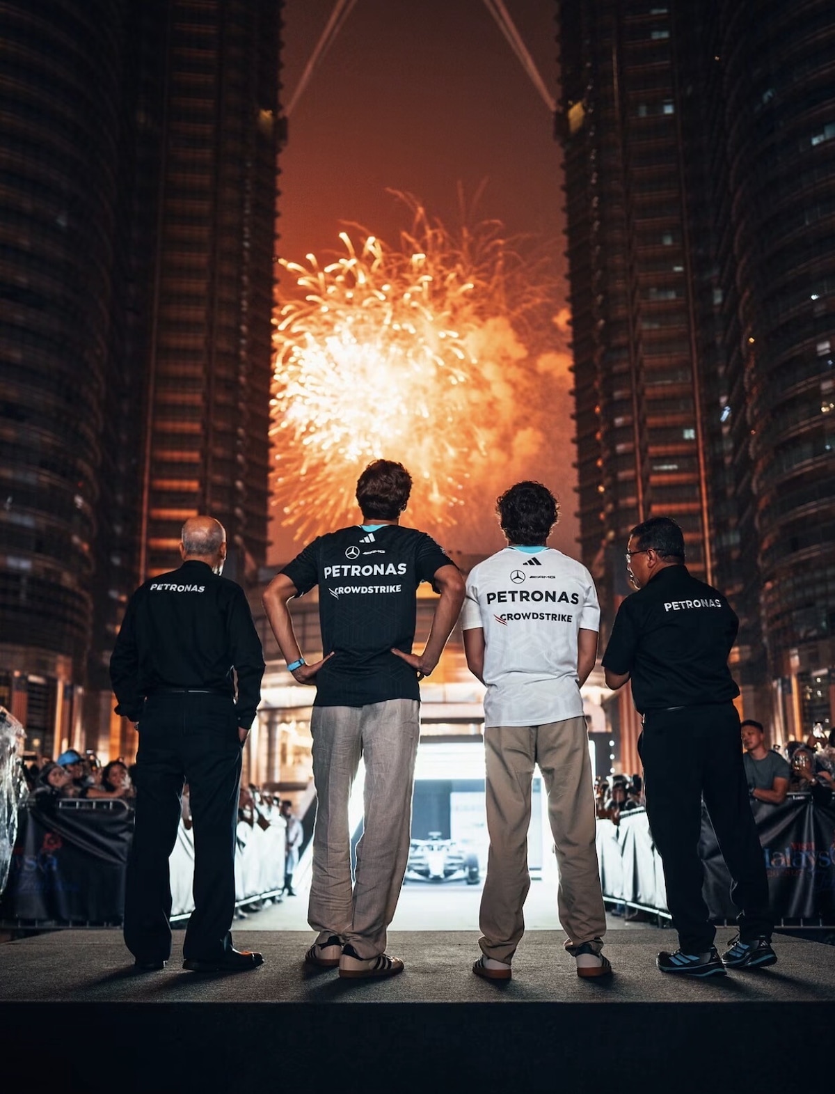 La squadra Mercedes visita le Torri Gemelle Petronas