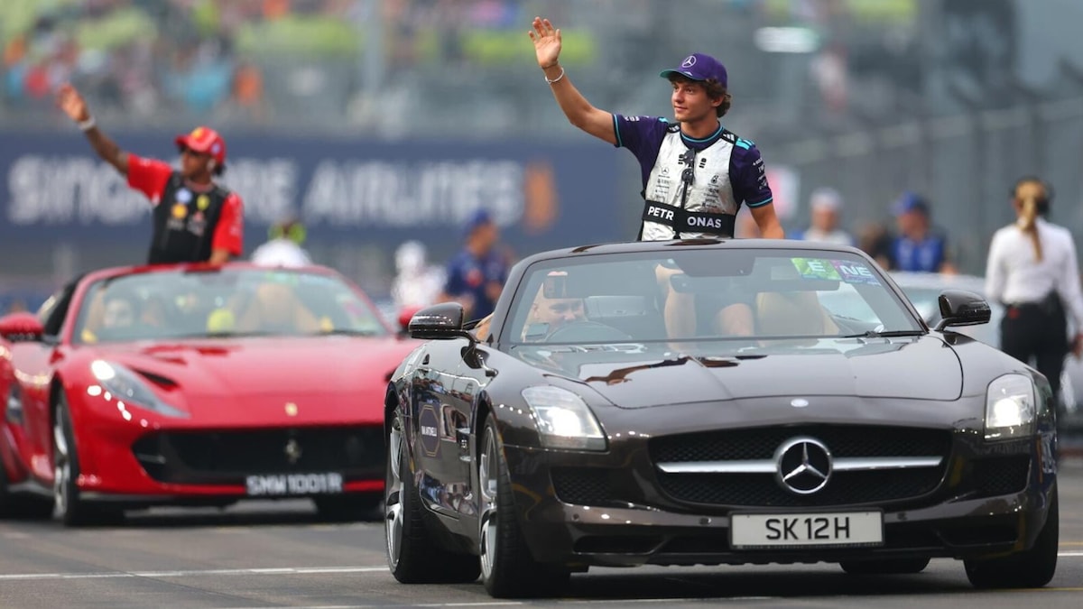 Ferrari, Mustang, Mercedes-AMG e le altre: sfilata di piloti e supercar al GP di Singapore