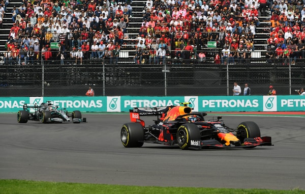 F1, Hamilton promuove Albon: 'Spero Red Bull non lo scarichi'