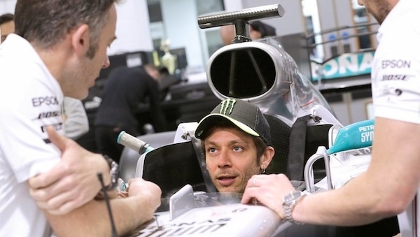 Rossi-Hamilton, il Dottore prende le misure alla Mercedes F1