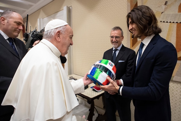 Giovinazzi e l'autografo di Papa Francesco