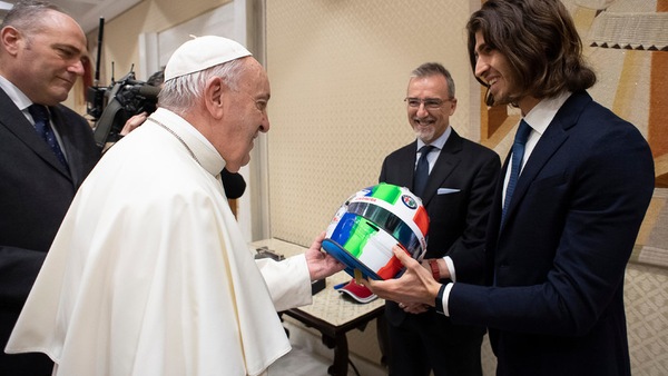 Giovinazzi e l'autografo di Papa Francesco