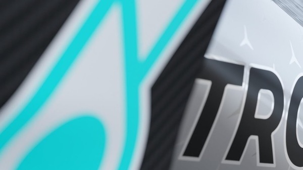 Mercedes W11, Stella rossa in stile Monaco